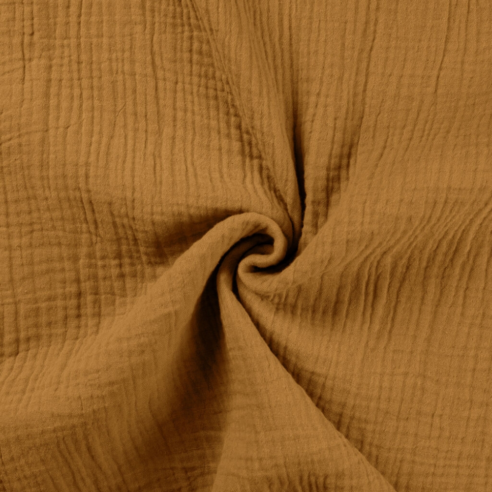 Bambino Uni – Cognac.
Myk og luftig musselin i 100 % bomull i en varm ravbrun farge. Stoffet er stykkfarget og mykgjort, og har den karakteristiske strukturerte overflaten som gir musselin et mykt og avslappet uttrykk.