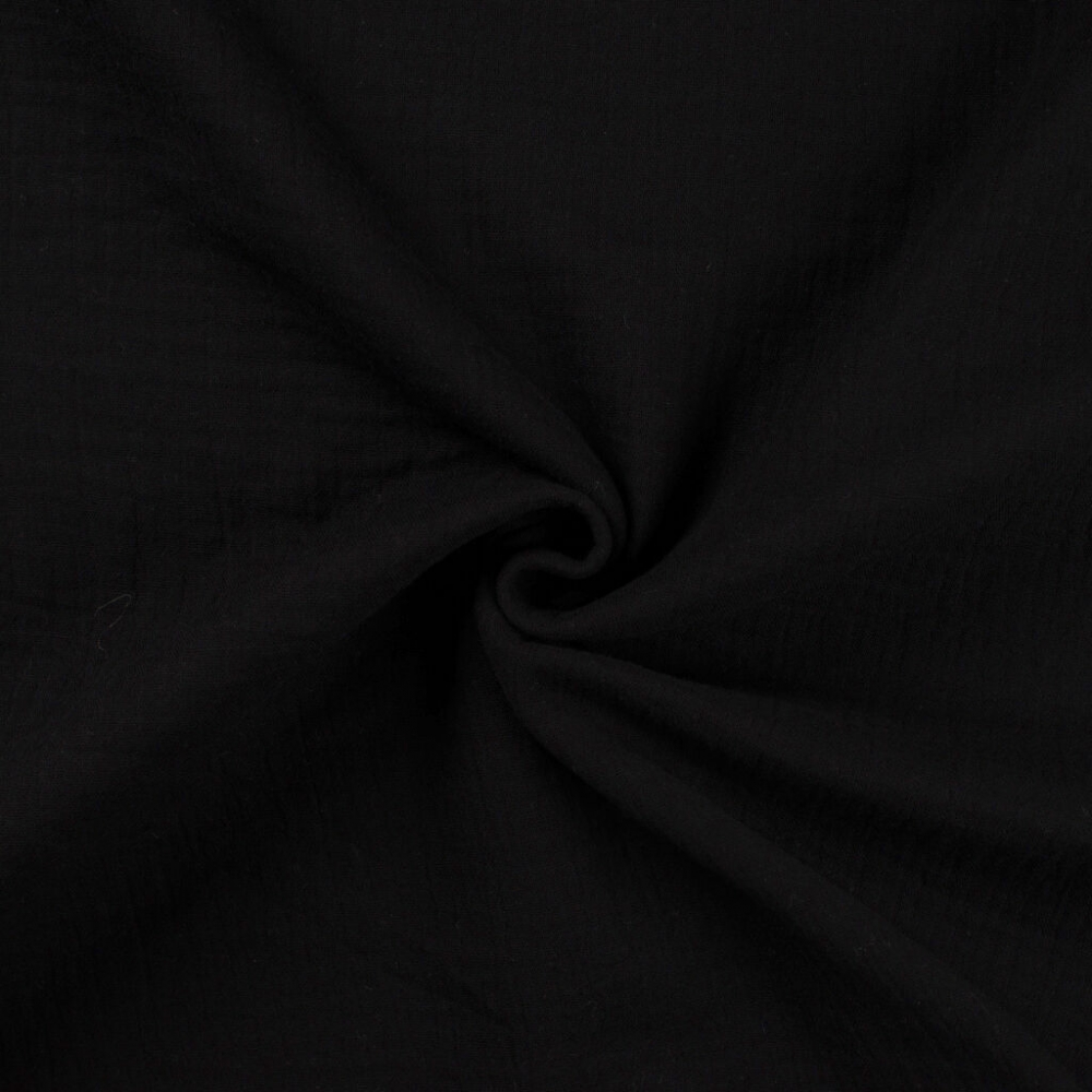 Bambino Uni – Black.
Myk og luftig musselin i 100 % bomull i en klassisk sort farge. Stoffet er stykkfarget og mykgjort, og har den karakteristiske strukturerte overflaten som gir musselin et mykt og avslappet uttrykk.